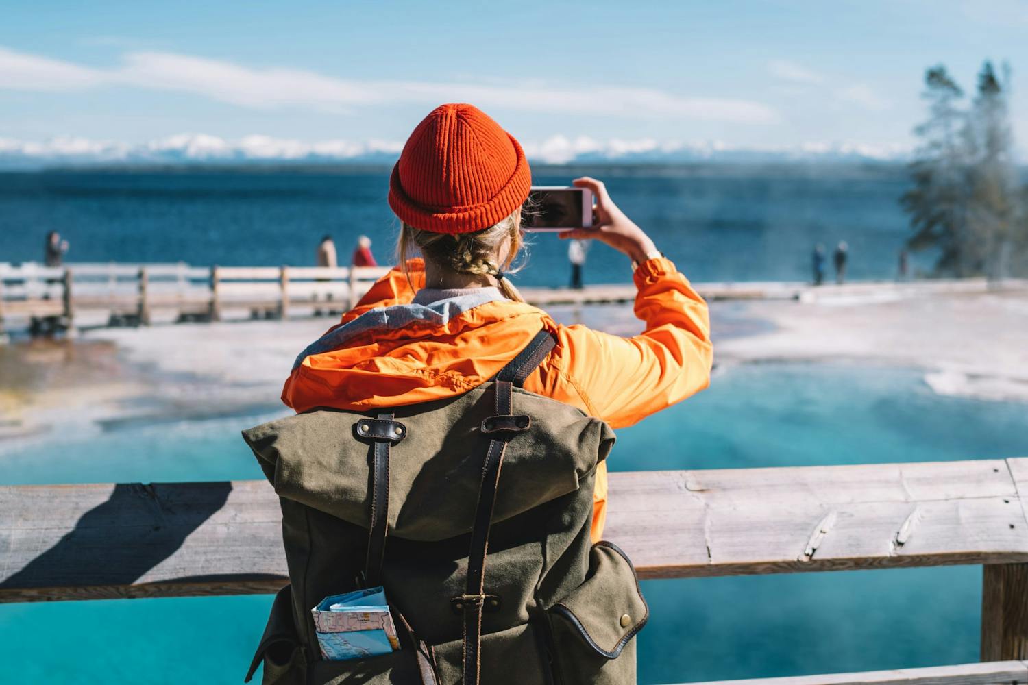 Kvinne tar bilde med en mobiltelefon Kvinne tar bilde med en mobiltelefon